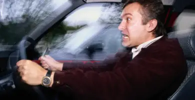 Por qué mi carro vibra estando parado en neutral y está frio